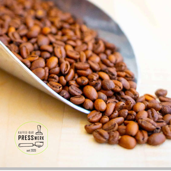 Zum 6. Geburtstag haben wir uns mit einer kleinen und gut zu uns passenden Rösterei zusammengetan, um Abwechslung und besondere Kaffees auf die Karte zu bringen. Was aktuell im Ausschank ist, gibt´s auch hier im Shop...